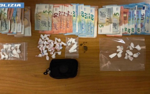 Blitz dei falchi della polizia di stato nel “triangolo dello spaccio”, 8 arresti