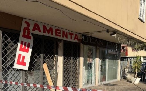 Bomba davanti ad una ferramenta a Tor Bella Monaca