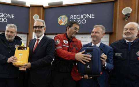 Centodieci defibrillatori per i volontari della Protezione Civile