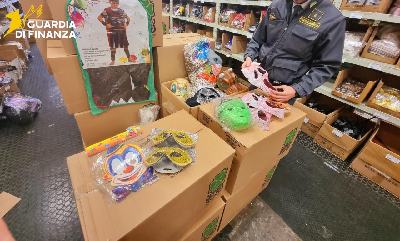 Maxi controlli della Finanza, sequestrati articoli e scoperti lavoratori in nero