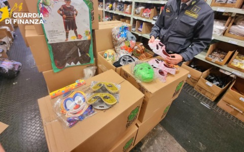 Maxi controlli della Finanza, sequestrati articoli e scoperti lavoratori in nero