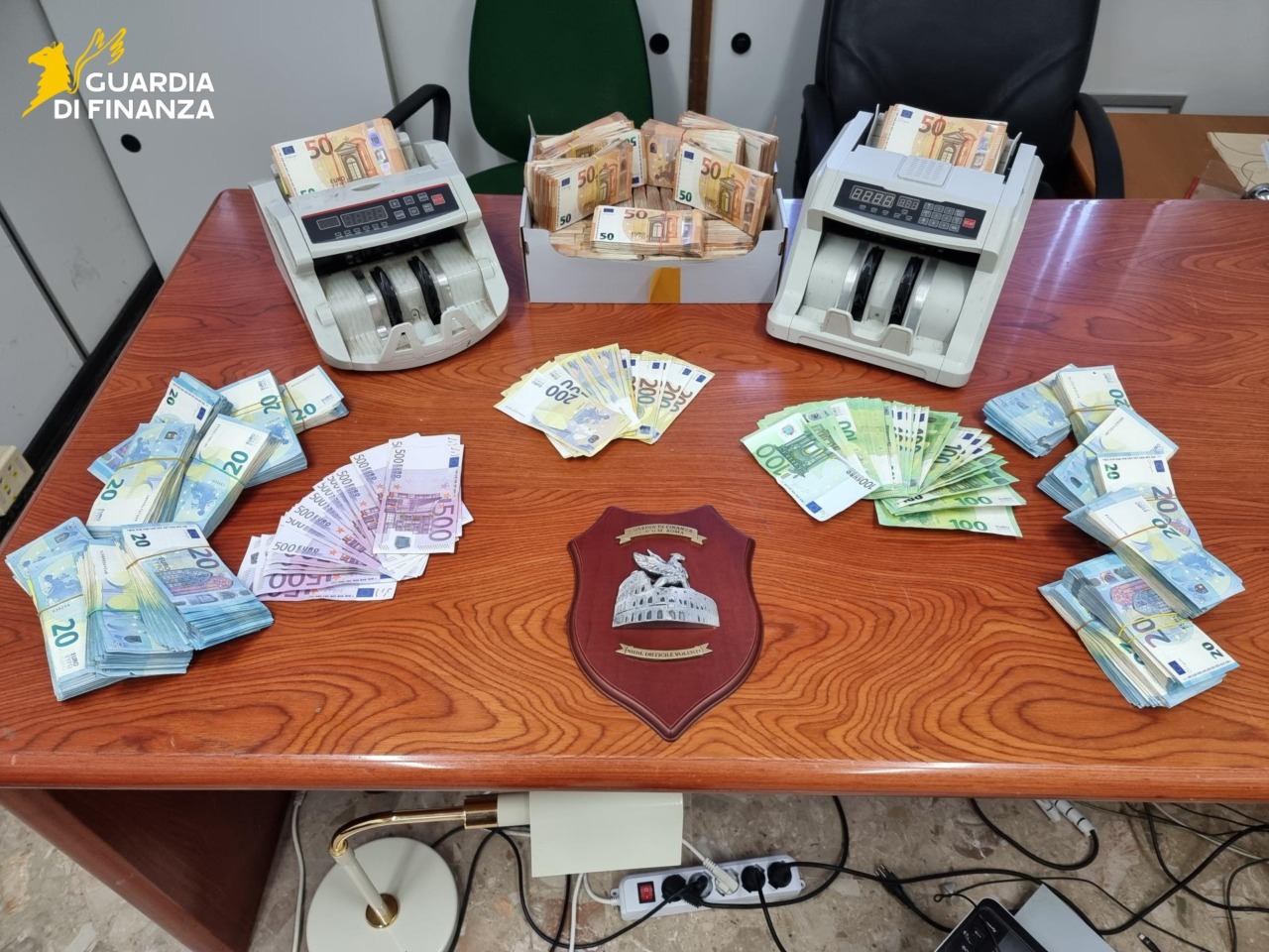 Frode fiscale e riciclaggio, 12 misure cautelari