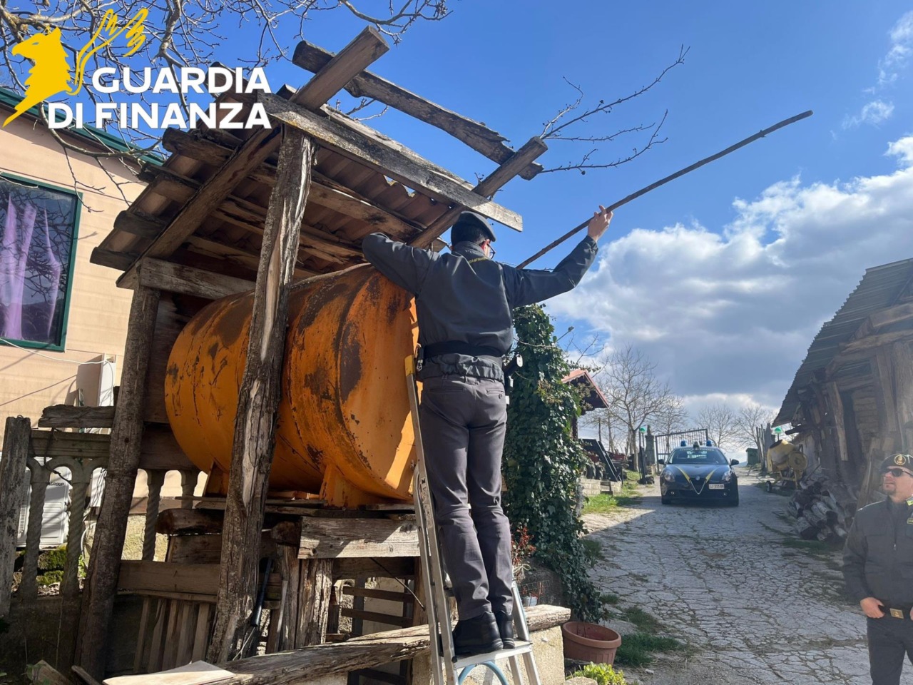 Evasione fiscale e frode, sequestrati 950 litri di “gasolio agevolato ad uso agricolo”