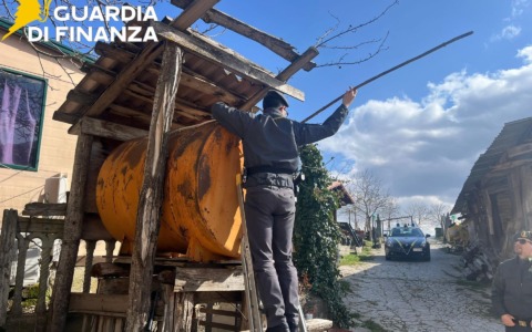 Evasione fiscale e frode, sequestrati 950 litri di “gasolio agevolato ad uso agricolo”