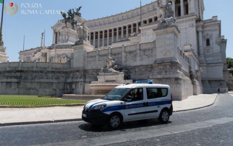 Tenta di immergersi nella Fontana dell’Adriatico, fermato dalla Polizia Locale