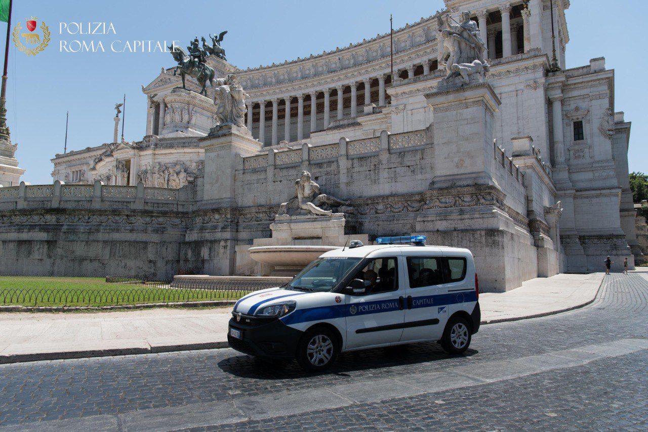 Tenta di immergersi nella Fontana dell’Adriatico, fermato dalla Polizia Locale