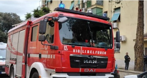 Incendio in un appartamento al Quarticciolo, due feriti lievi