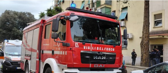 Incendio in un appartamento al Quarticciolo, due feriti lievi