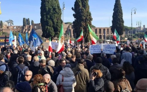 Tutti in piazza per “l’Iran libero”, da Fdi a Iv. Cori per lo scià