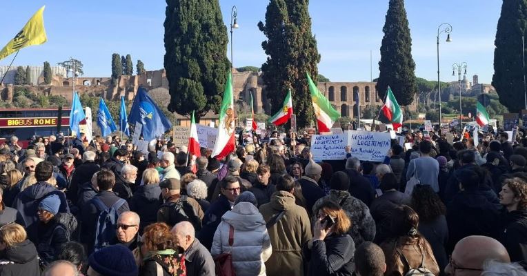 Tutti in piazza per “l’Iran libero”, da Fdi a Iv. Cori per lo scià