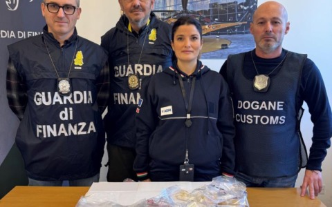 Con 100 ovuli nello stomaco, arrestato in aeroporto
