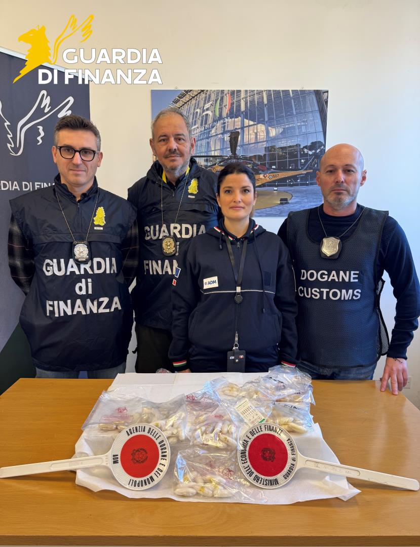 Con 100 ovuli nello stomaco, arrestato in aeroporto