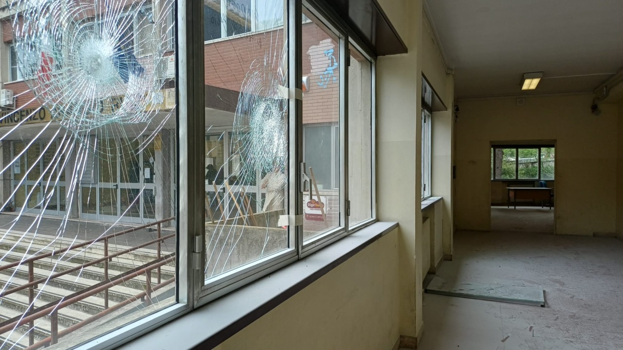 Raid all’interno dell’istituto tecnico superiore Vincenzo Arangio Ruiz all’Eur