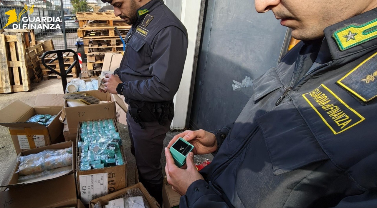 Controlli a Termini, sequestrati oltre 9.000 tra articoli di bigiotteria insicuri e monili contraffatti