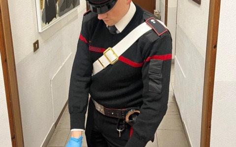 Pistola con matricola abrasa in casa, arrestato 28enne