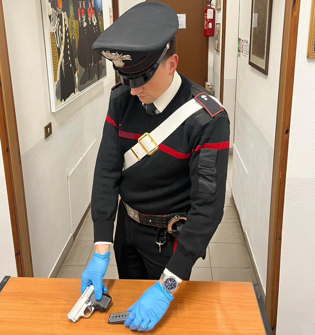 Pistola con matricola abrasa in casa, arrestato 28enne