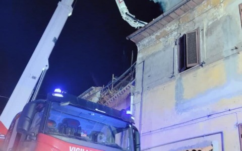 Fiamme nella notte: salvata una famiglia con un neonato