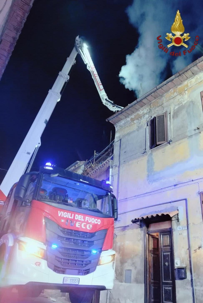 Fiamme nella notte: salvata una famiglia con un neonato