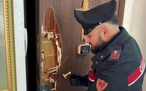 Cerca di sfondare la porta di casa della ex con una mannaia, arrestato
