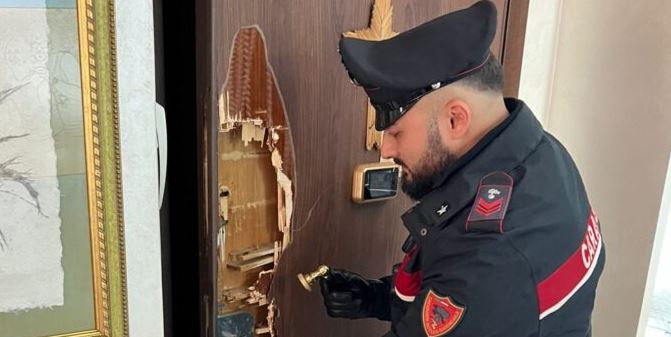 Cerca di sfondare la porta di casa della ex con una mannaia, arrestato