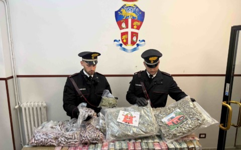 Scoperto deposito di droga per due milioni di euro, tre arresti