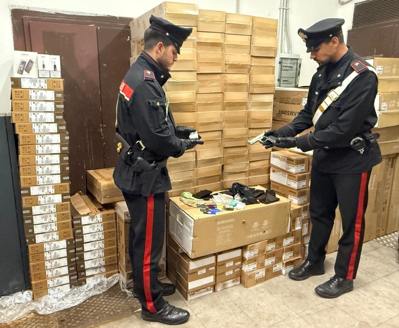 Fermato a Termini con droga e passamontagna in auto, a casa un “magazzino” pc rubati