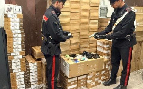 Fermato a Termini con droga e passamontagna in auto, a casa un “magazzino” pc rubati