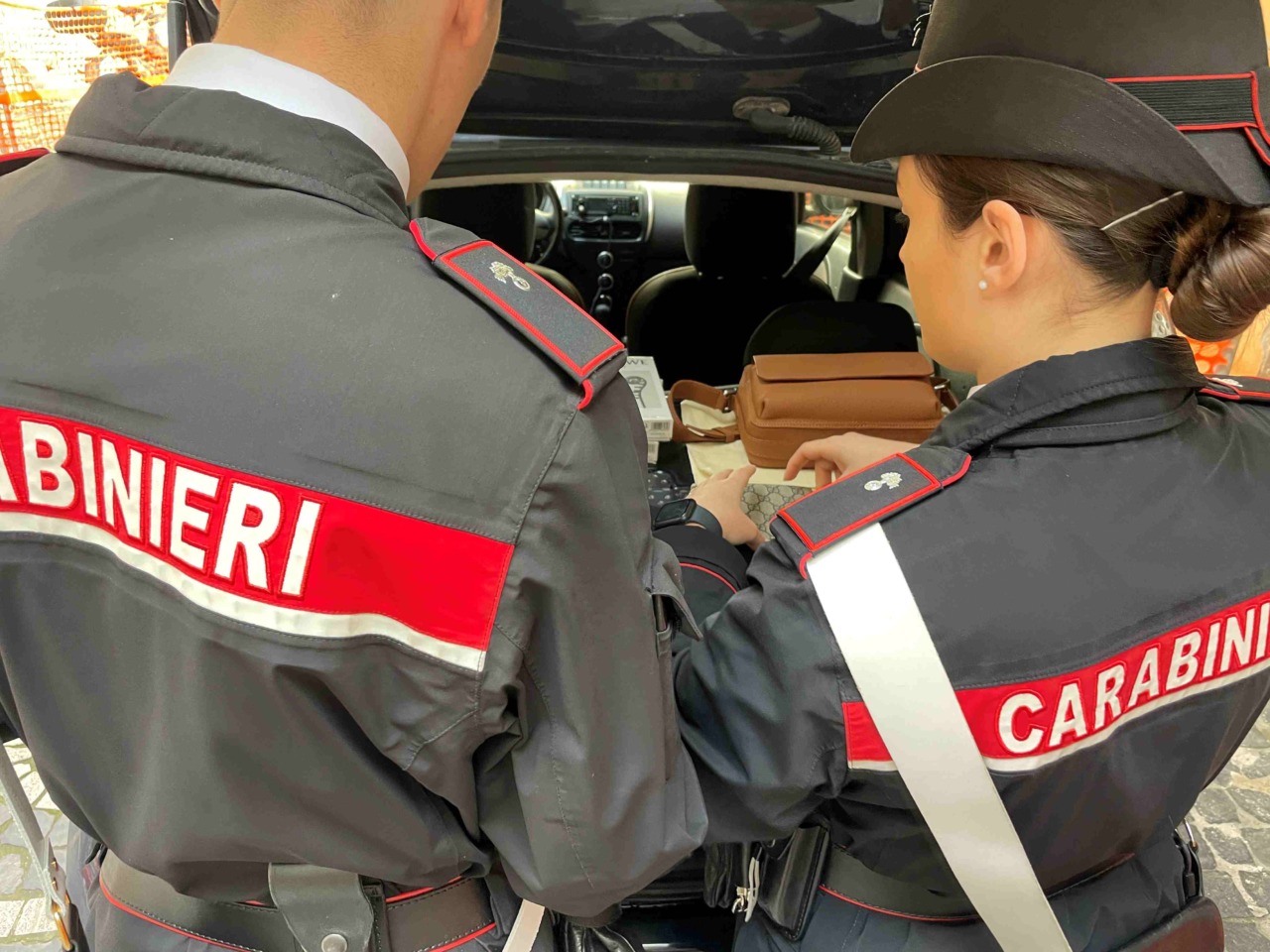 Furto in boutique di lusso, 19enne arrestato con refurtiva in hotel
