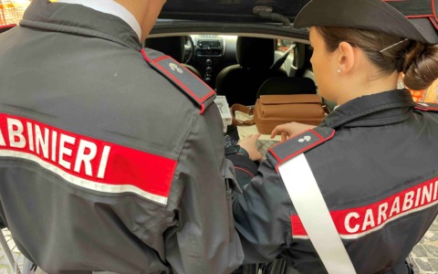 Furto in boutique di lusso, 19enne arrestato con refurtiva in hotel