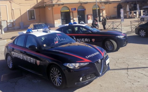 Picchia la compagna con calci e pugni, arrestato un uomo di 56 anni