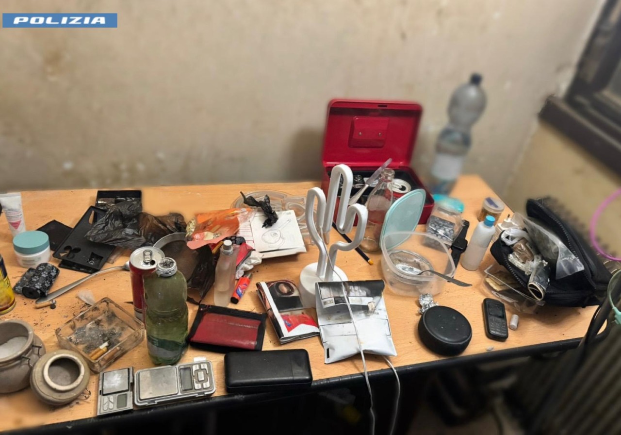 Droga acquistata consumata a casa degli spacciatori, coppia in manette al Laurentino