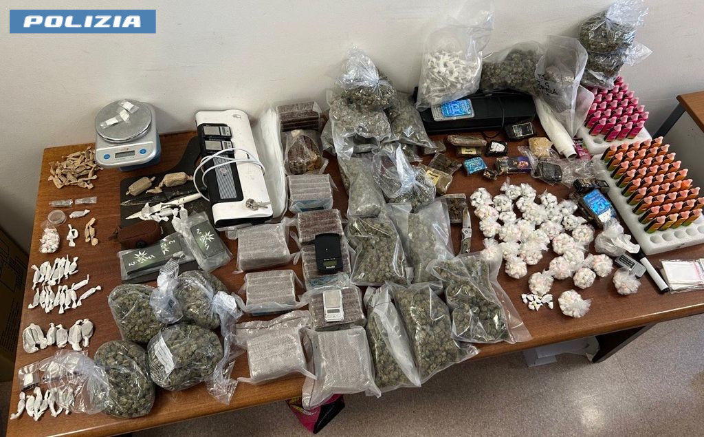 Condominio della droga, sequestrati 12 chili tra hashish e cocaina