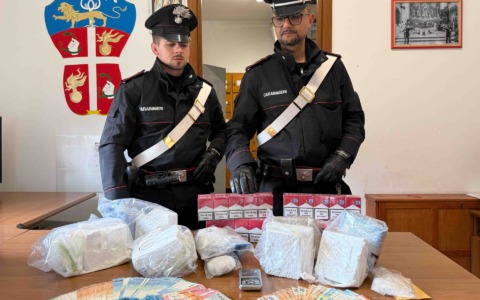 Spaccio di droga nel bar, ma a casa nascondeva 6 chili di cocaina