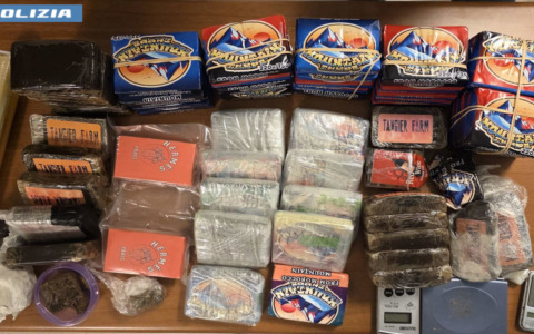 Sei chili di droga tra la verdura nel frigorifero, arrestato