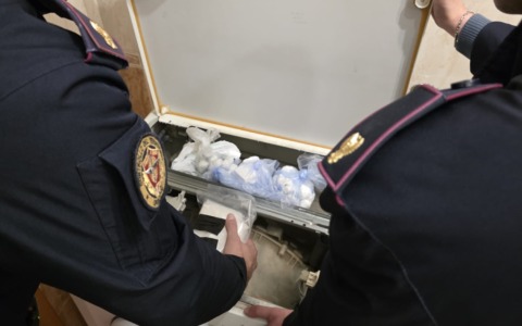 Il “bucato” della droga”, nascosto nella lavatrice 1 kg di cocaina