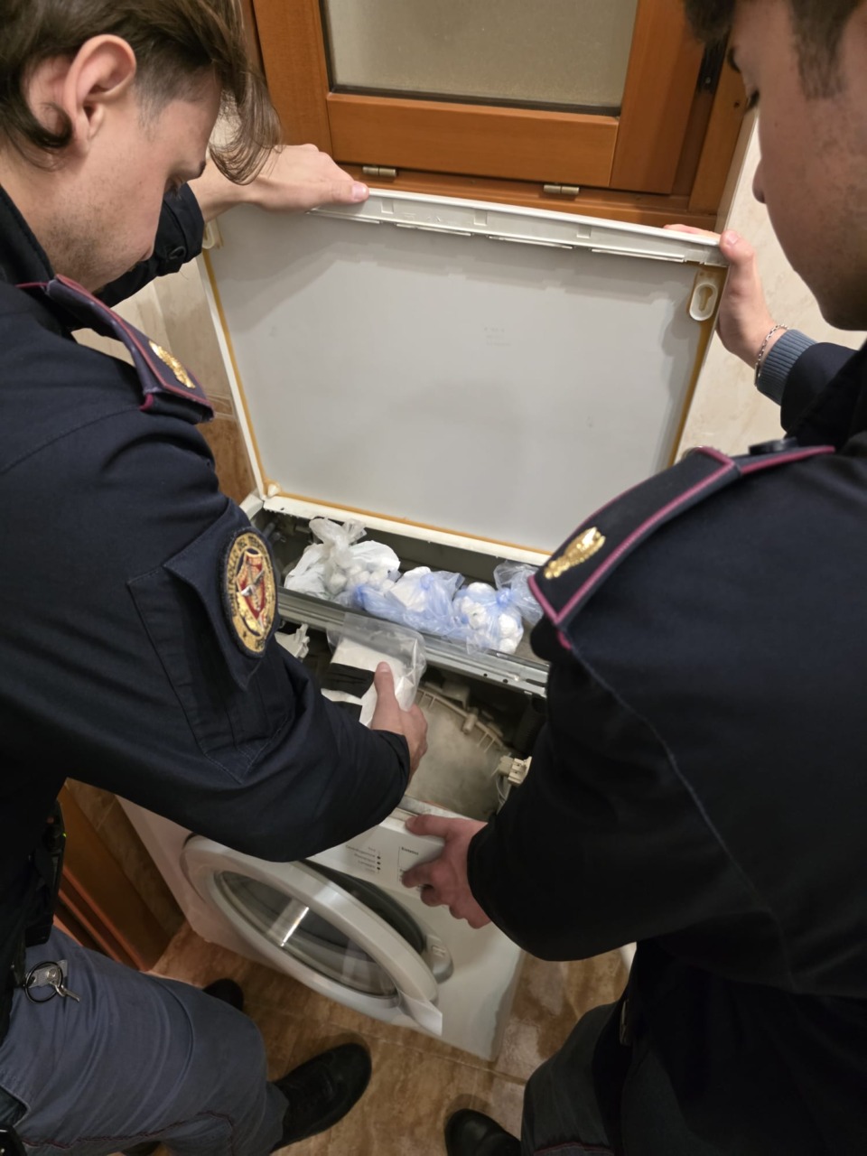 Il “bucato” della droga”, nascosto nella lavatrice 1 kg di cocaina