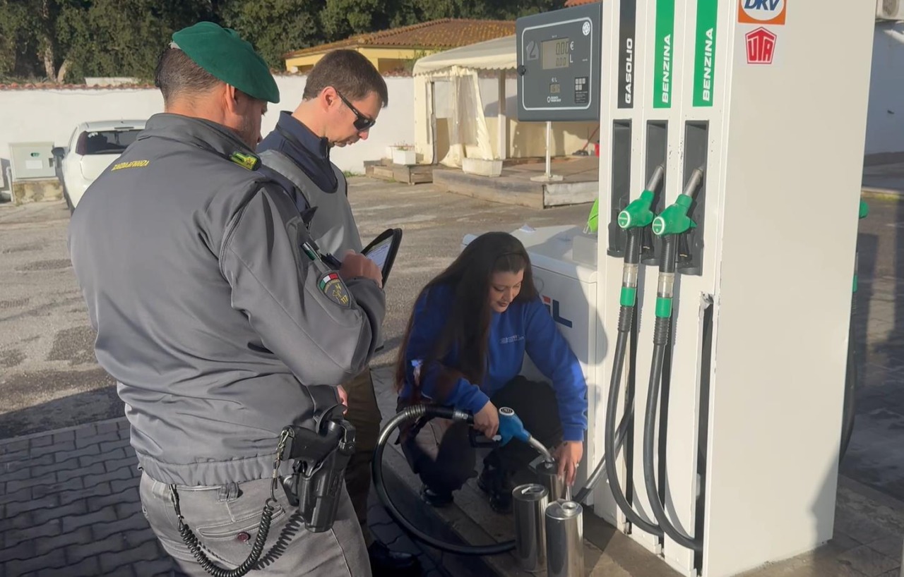 Carburanti, controlli della Guardia di Finanza a Roma. Sequestri e irregolarità