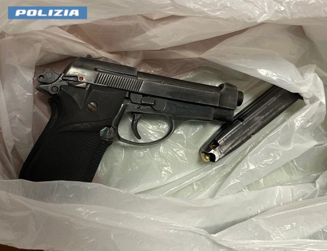 Sequestrati e picchiati a scopo di estorsione, 4 arresti in flagranza della polizia di stato.