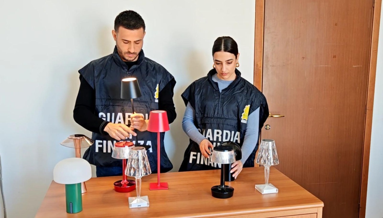 Complementi di arredi contraffatti, denunce e sequestri