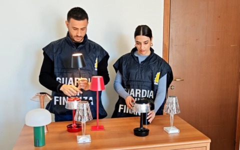 Complementi di arredi contraffatti, denunce e sequestri