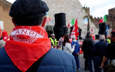 Colpi di pistola contro due iscritti all’Anpi, feriti marito e moglie. La donna: “Sono scossa e molto indignata”