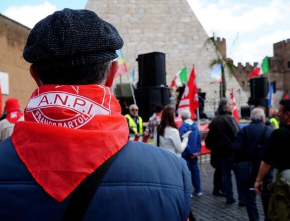 Colpi di pistola contro due iscritti all’Anpi, feriti marito e moglie. La donna: “Sono scossa e molto indignata”