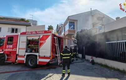 Incendio in una palestra sulla Cassia, caccia al piromane
