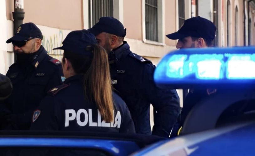 Gli spari al corteo del 25 aprile, gli investigatori sulle tracce dell’uomo col casco
