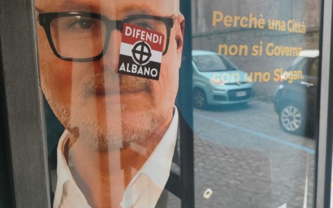 Adesivi neofascisti sulla sede Pd, il partito: “Atto intimidatorio”