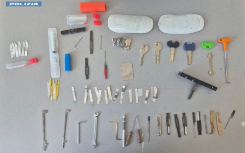 Sorpreso dal proprietario di casa mentre sta svaligiando l’abitazione