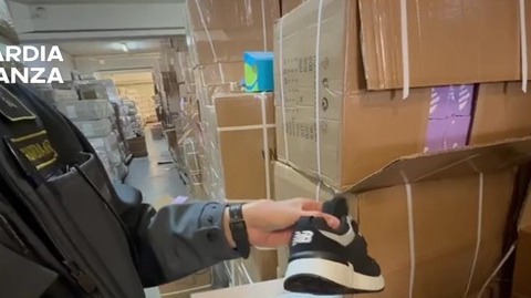 Maxi sequestro di scarpe per bambini contraffatte