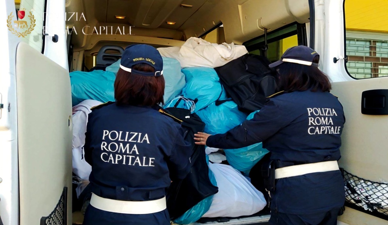 Abusivismo e illegalità, quattro denunciati per il gioco delle tre campanelle