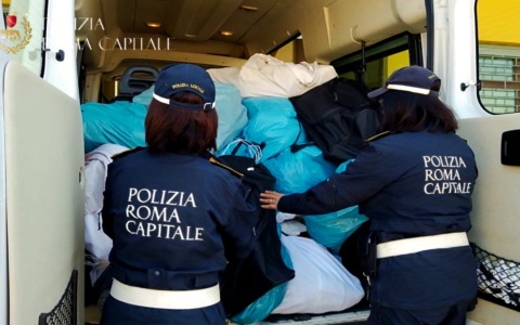 Abusivismo e illegalità, quattro denunciati per il gioco delle tre campanelle