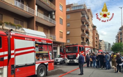 Incendio in un appartamento, salvate due persone